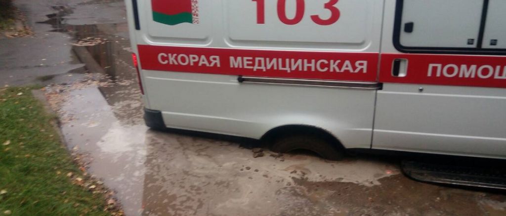 В Пинске скорая помощь застряла в луже во дворе. ВИДЕО