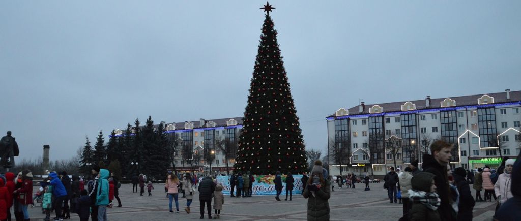 Дед Мороз вышел на сцену: в Пинске прошло открытие ёлки. ФОТО