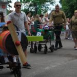 Коляски-самолеты, коляска-стиралка, коляска-египетская пирамида участвовали в параде в Пинске. ФОТО