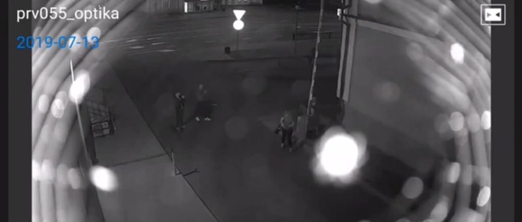 Давайте прославим их: хулиганы ломали шлагбаум в Пинске. ВИДЕО Давайте прославим их: хулиганы ломали шлагбаум в Пинске. ВИДЕО