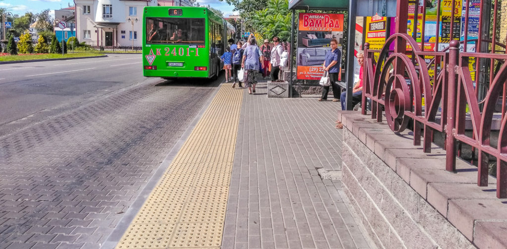 Проблемные тротуары и дорожки для слабовидящих и слепых людей в Пинске обещают решать