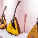 От бубенцов до бас-гитары: выставка музыкальных инструментов в музее Белорусского Полесья