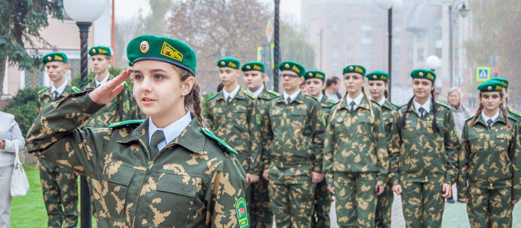 Смотрите, как девочки читали присягу. Погоны пограничников вручили десятиклассникам в Пинске Смотрите, как девочки читали присягу. Погоны пограничников вручили десятиклассникам в Пинске
