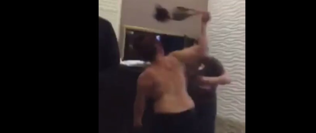 В Пинске женщина уделала охранника обнаженным бюстом и бюстгальтером