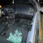 Молодой парень в Пинске разбил стекло в припаркованном автомобиле