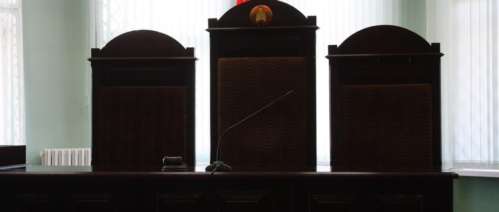 "Как мышонка в клетку бросили": пятерых парней судят за наркотики в Пинске "Как мышонка в клетку бросили": пятерых парней судят за наркотики в Пинске