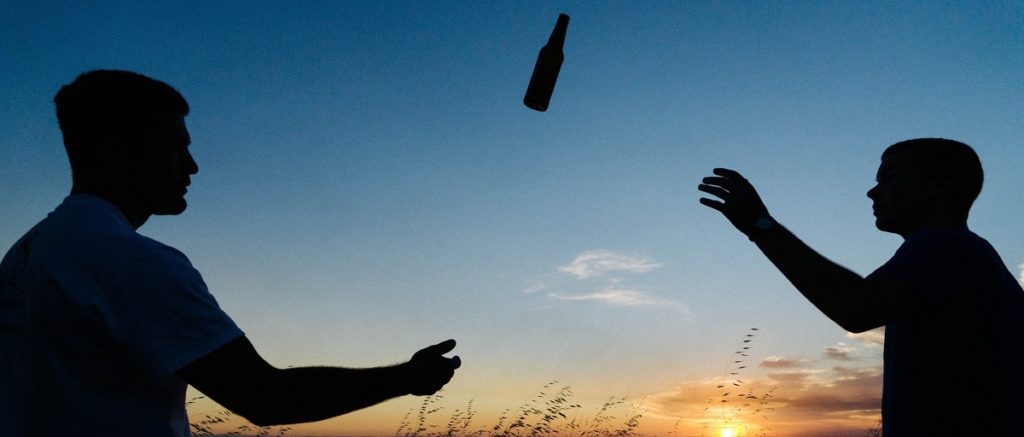 Пинчанин запустил бутылкой в прохожего. Нашли по отпечаткам