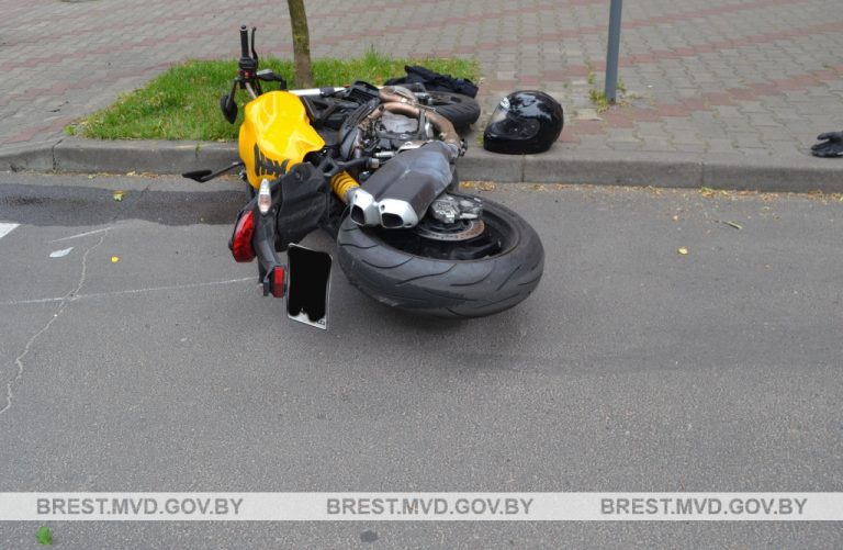 Пинчанка попала в больницу после дорожной аварии с участием мотоцикла в Бресте