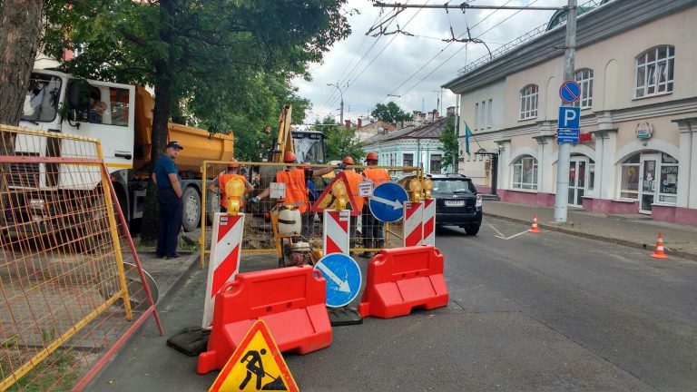 В Пинском районе ремонтируют участок автодороги М10