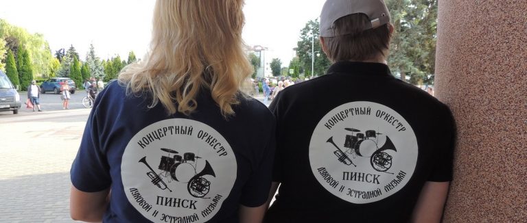 «Аксакалы оркестра»: Михаил Агиевич с концертом под открытым небом в Пинске
