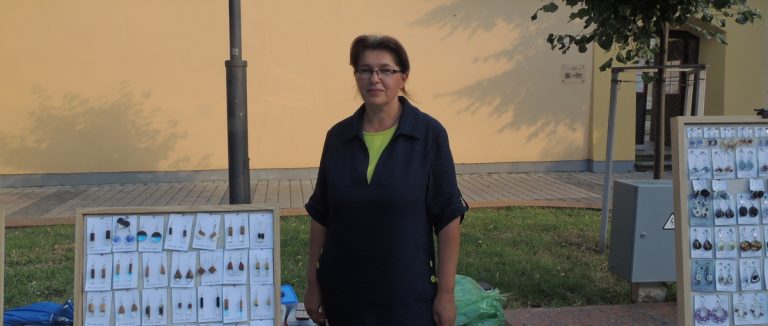 Цветы застывшие в смоле оживают с прикосновением человека