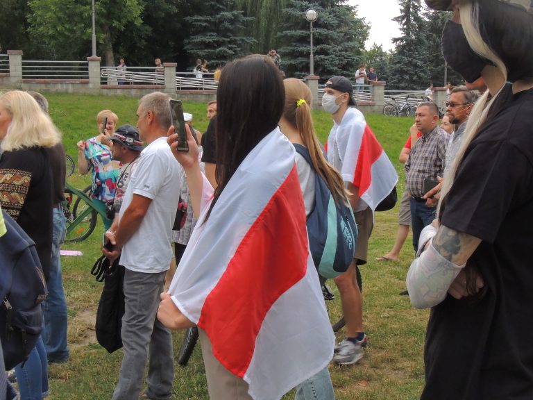 В Лунинецком районе задержали мотоциклиста, который ехал с флагом на плечах