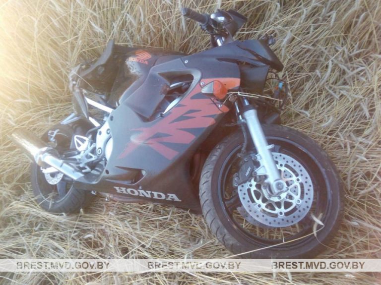 Мотоциклист перевернулся на одной из улиц в Пинске