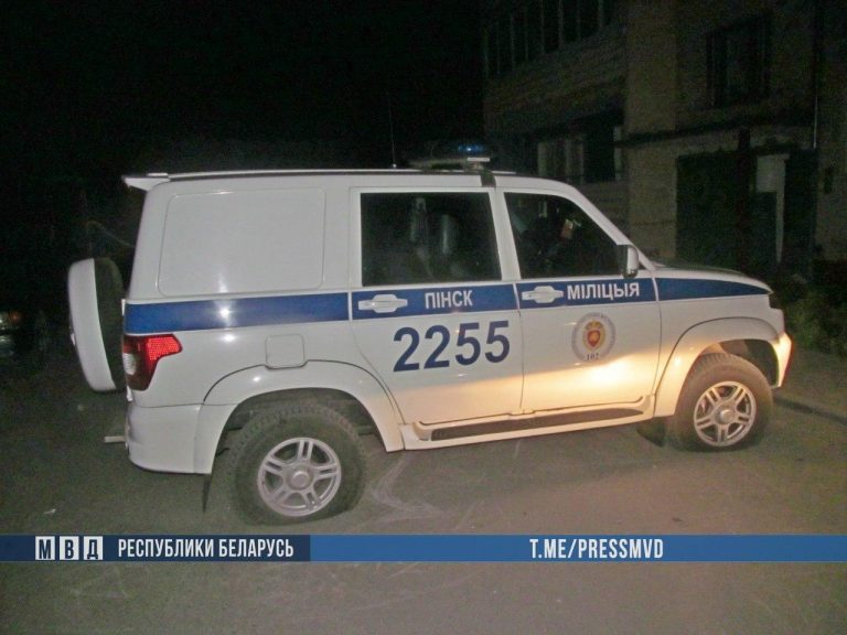 В Пинском районе мужчина порезал колеса в милицейской машине, после чего скрылся в России