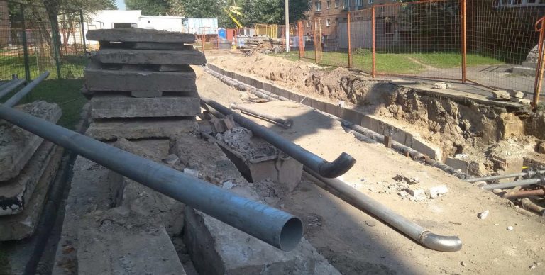 В Пинске ремонтируют теплосети на улице Корбута