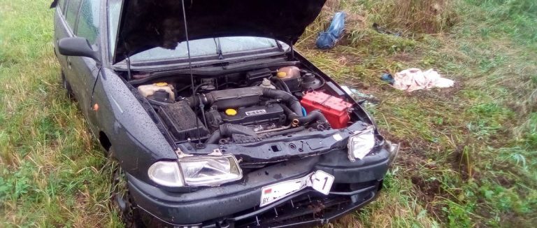 В Пинске автомобили стукнулись на светофоре, а в районе — вылетел в кювет