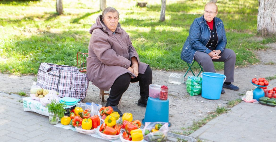 «Пенсия 300 рублей»: почему пинские пенсионеры торгуют у магазинов