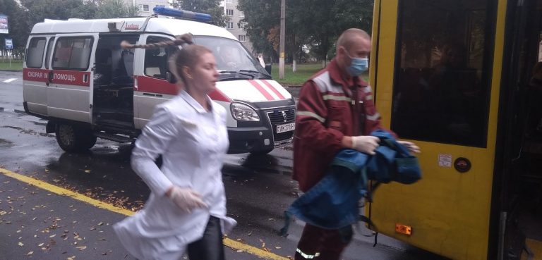 В Пинске пассажиру стало плохо в автобусе, окружающие не остались равнодушными