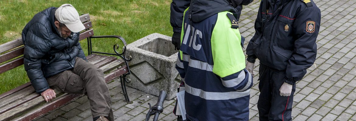 В Пинске инспектора ГАИ разбудили мужчину на дороге В Пинске инспектора ГАИ разбудили мужчину на дороге