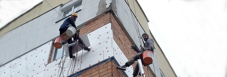 Как в Пинске промышленные альпинисты утепляют фасады