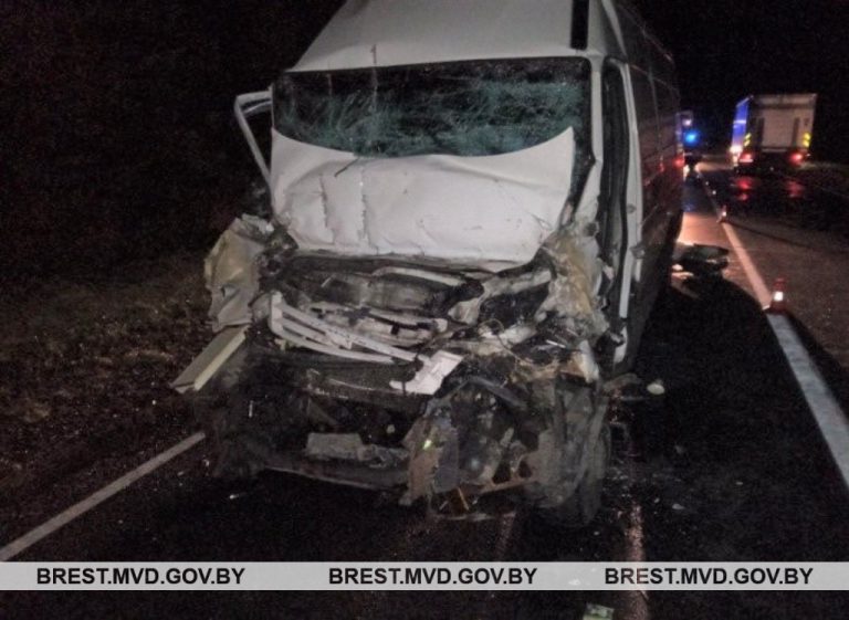 В Пинском районе столкнулись два автомобиля: один из водителей уснул за рулем
