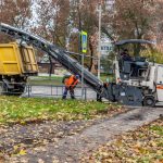 В Пинске ровняют асфальт с помощью новой техники