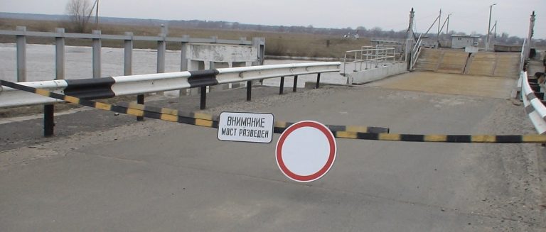 Залатанный старый мост через Горынь, как символ власти