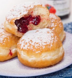 Что отмечаем: У иудеев Ханука! Пончики, драники и Ханукия