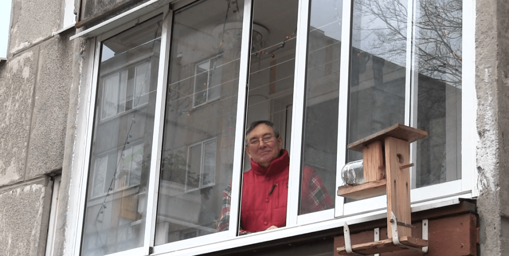 Пинчанин разбил под окном многоэтажки клумбарий и ухаживает за цветами и птицами Пинчанин разбил под окном многоэтажки клумбарий и ухаживает за цветами и птицами