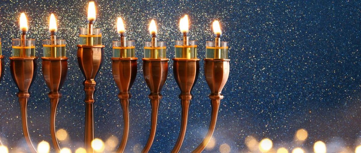 Что отмечаем: У иудеев Ханука! Пончики, драники и Ханукия