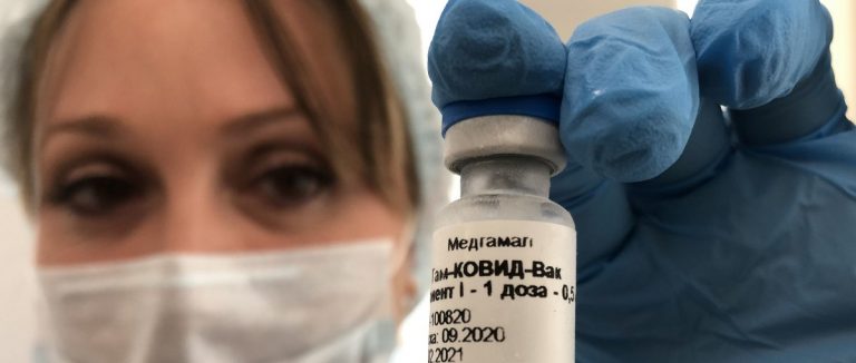 Вакцинация от коронавируса: какой риск и последствия