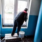 Жильцы дома №10 по улице Центральной в Пинске не довольны тем, как идет капремонт