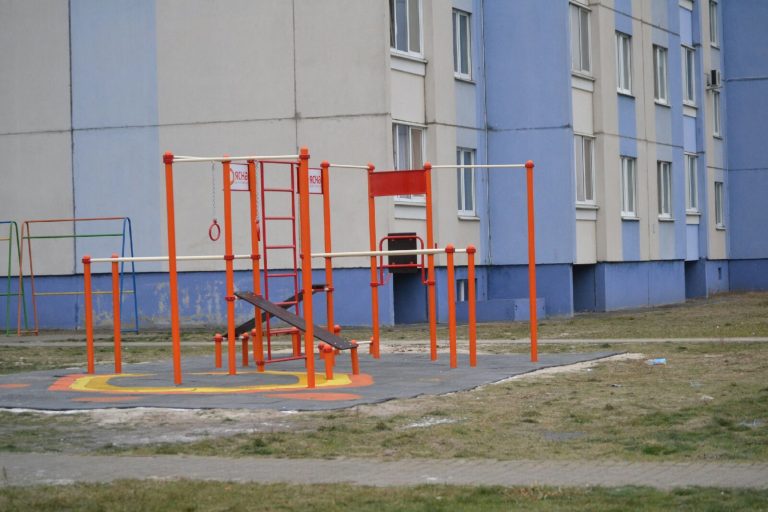 Безопасность новой площадки для воркаута в Радужном раскритиковали профессионалы
