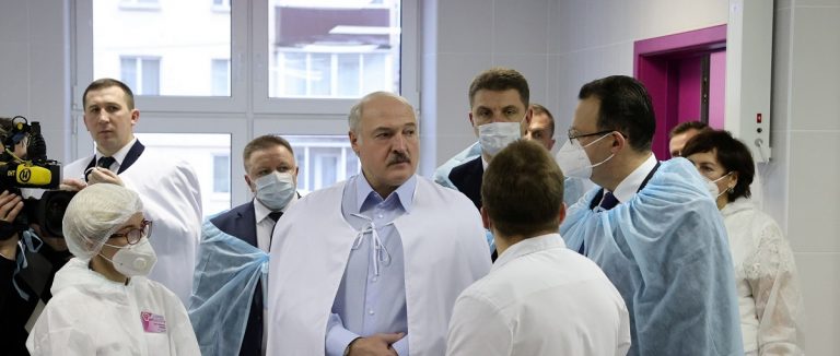 Александр Лукашенко заявил, что не намерен вакцинироваться от короновируса
