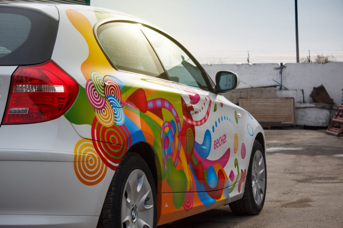 Оклейка авто рекламой — актуальный тренд эффективного динамичного носителя
