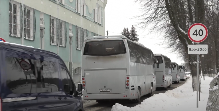 29 делегатов из Пинска уехали на ВНС на четырех автолайнерах и одном микроавтобусе из Пинска выехали делегаты ВНС
