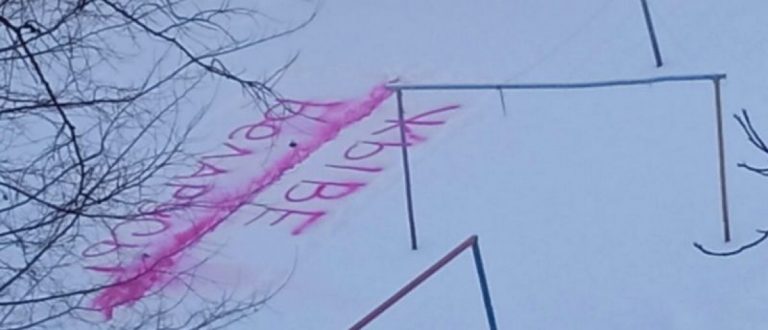 В Пинске быстро очистили двор от выпавшего снега