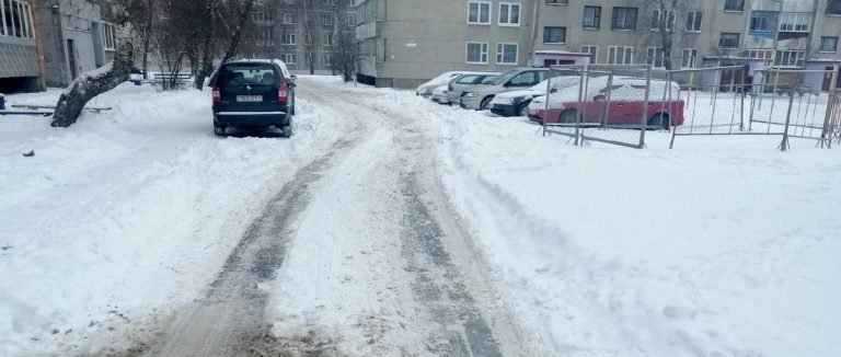 Кто во дворе хозяин: Мнения о том убирать ли снег разделились