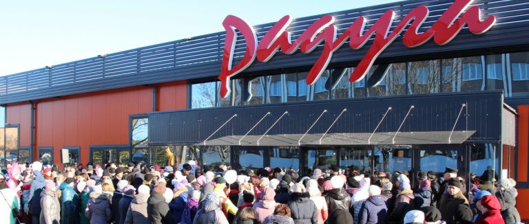 «Магазин закрыли, а зарплату не выдали»: 50 работников «Радуги» пришли разбираться в чем дело