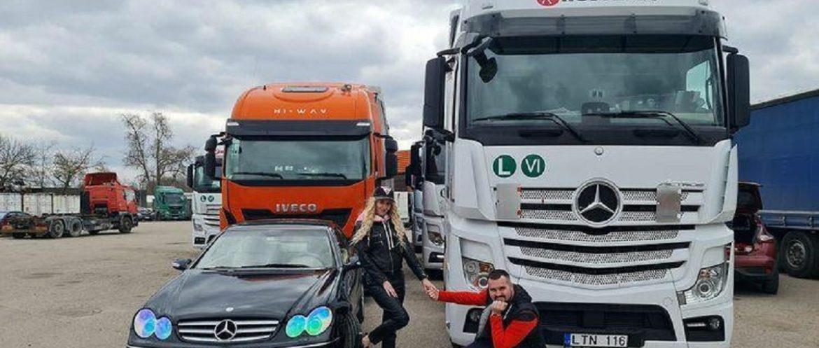 Жена стала дальнобойщиком, чтобы не расставаться с мужем во время его рейсов Жена стала дальнобойщиком, чтобы не расставаться с мужем во время его рейсов