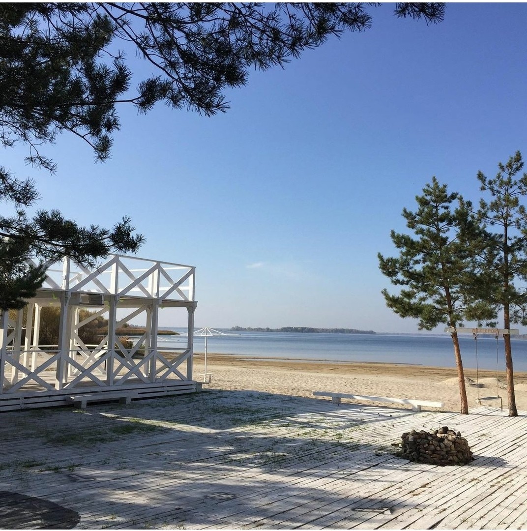 Вид на озеро Погост с территории Ezera Park