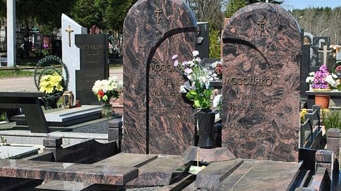 Как подобрать горизонтальный памятник для родителей