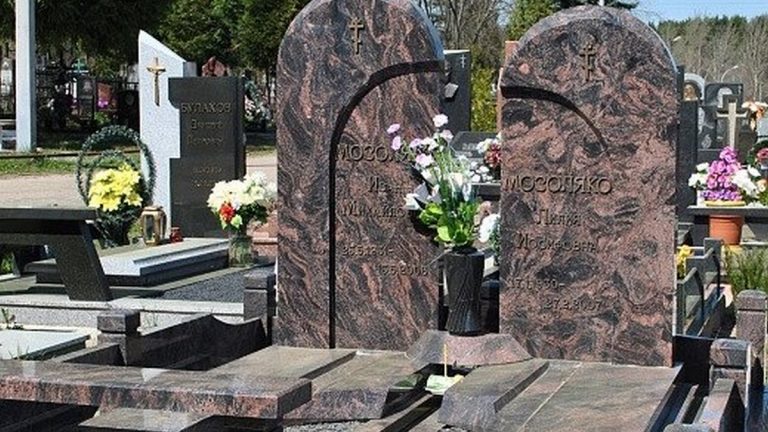 Как подобрать горизонтальный памятник для родителей