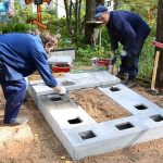 Как происходит установка памятника на бетонное основание