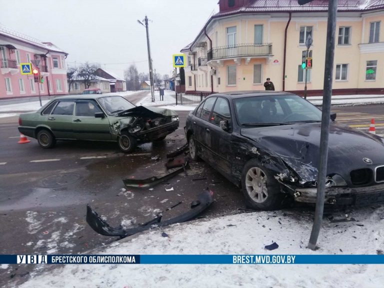 В Пинске водитель БМВ не уступил дорогу