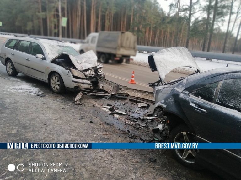 В Пинске в аварию попал «Мерседес» на летних шинах