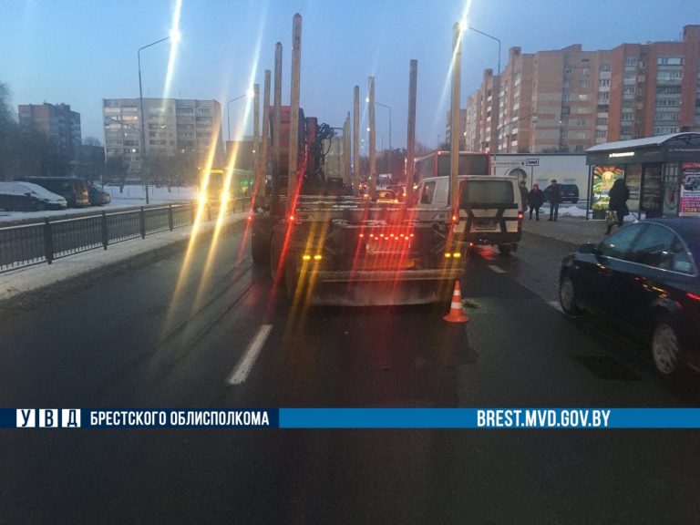 В Пинске лесовоз ударил четыре легковушки