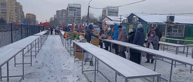 Есть ли выбор овощей и фруктов на рынке города?
