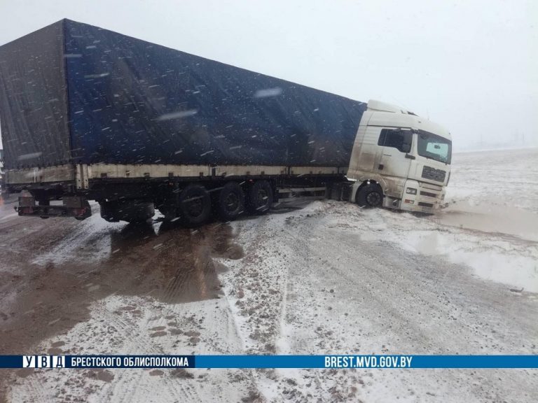 Фура съехала в кювет в Пинском районе