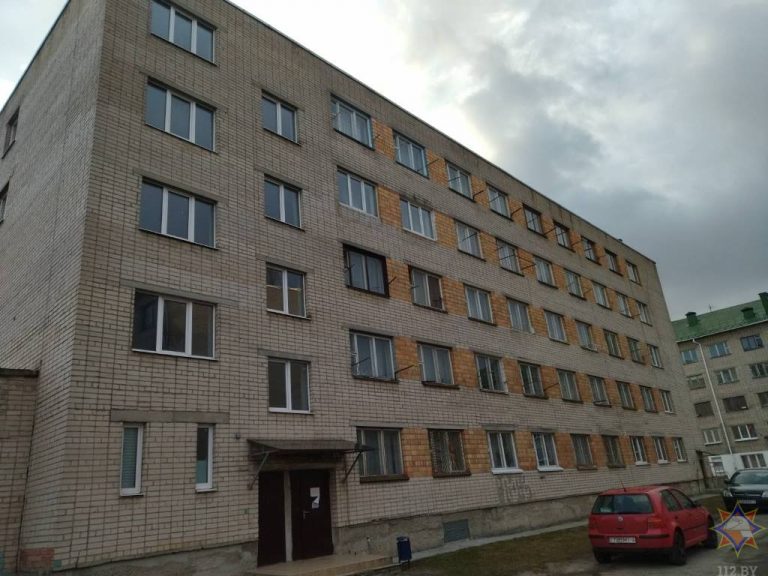 В Пинске спасли мужчину, сидевшего на крыше пятиэтажного здания общежития